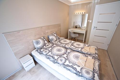 クリニツァ・ズドルイにあるPost Apart - Apartamenty w Centrumのベッドルーム(ベッド1台、デスク付)
