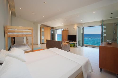 アルゴストリオンにあるInfinity Beach House in Kefaloniaのベッドルーム1室(ベッド1台付)が備わります。