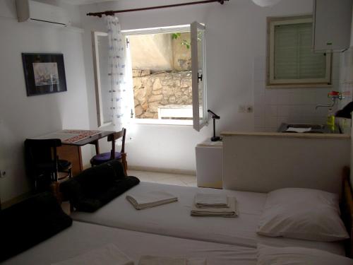 Pokój z łóżkiem i kuchnią z oknem w obiekcie Soline accommodation w Korčuli