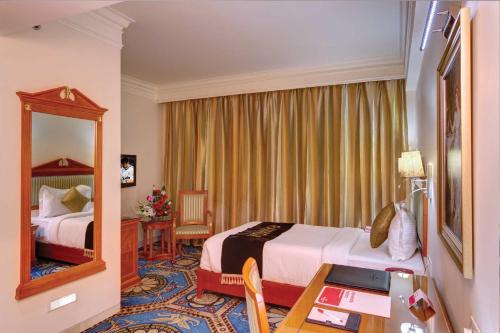 Postel nebo postele na pokoji v ubytování Ramada By Wyndham Amritsar