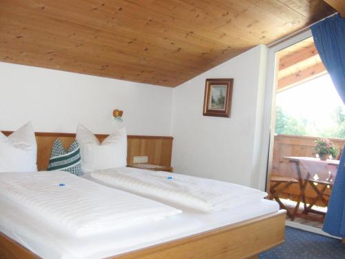 Postel nebo postele na pokoji v ubytování Hotel-Pension Heike
