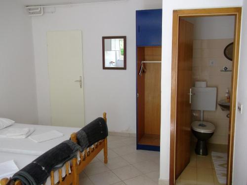 sypialnia z łóżkiem i łazienką z toaletą w obiekcie Soline accommodation w Korčuli