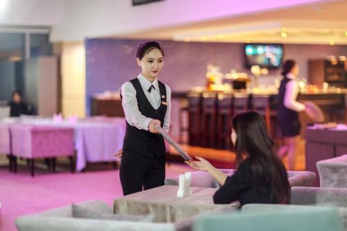Ahli kakitangan di The Blue Sky Hotel and Tower