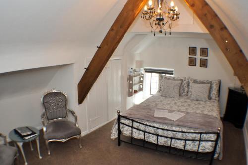 1 dormitorio con cama y lámpara de araña en Longbridge House, en Shepton Mallet