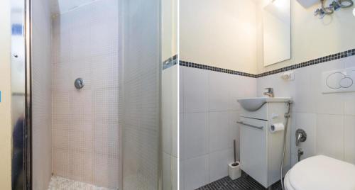 ein Bad mit einem WC und einer Dusche in der Unterkunft Parioli Modern Studio in Rom
