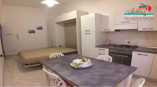 Η κουζίνα ή μικρή κουζίνα στο Vacanze a Gaeta - A Casa di Anna
