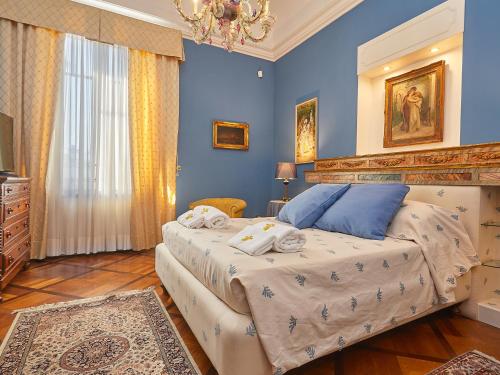 パレルモにあるDimora dei Leoni- Suiteの青い壁のベッドルーム1室(大型ベッド1台付)