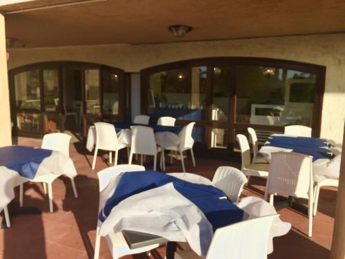 Appartamento vista mare Palau tesisinde bir restoran veya yemek mekanı