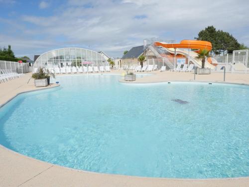 Bazén v ubytování Camping Paradis Le Royon nebo v jeho okolí