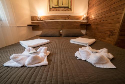 ジョジエにあるChalet les Moineaux Chambres d'Hôtesのベッド3台、タオル付