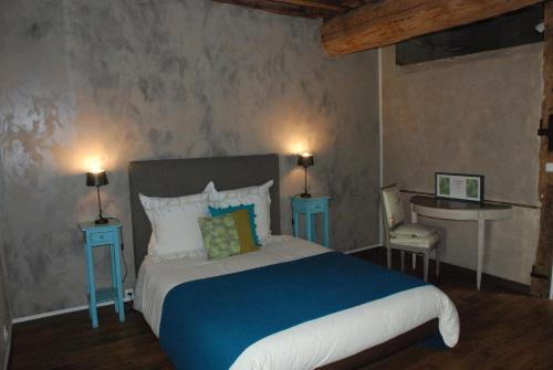 - une chambre avec un lit, deux tables et un bureau dans l'établissement Ferme du Grand Hotel du Bois, à Jouarre