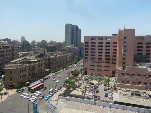 una ciudad con coches estacionados en un estacionamiento en Venus Hostel, en El Cairo