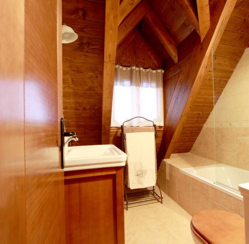uma casa de banho com um lavatório e uma banheira em Charming Escarrilla em Escarrilla