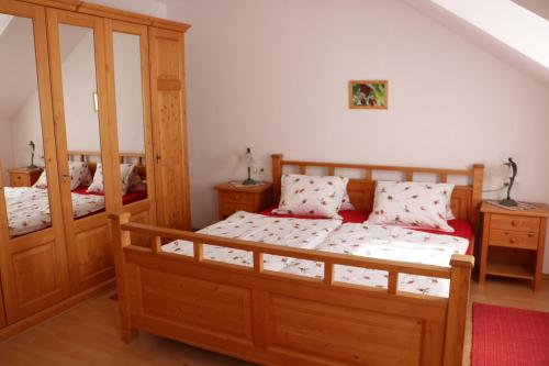- une chambre avec 2 lits et des placards en bois dans l'établissement Obermerkenbergerhof, à Hofstetten