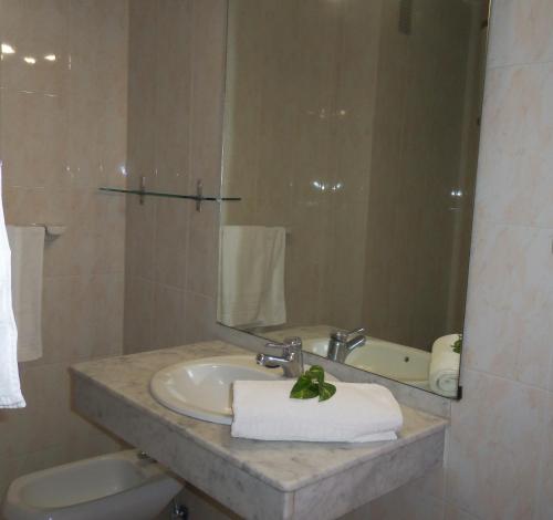 ein Bad mit einem Waschbecken und einem Spiegel in der Unterkunft Apartamentos Isa in Tazacorte