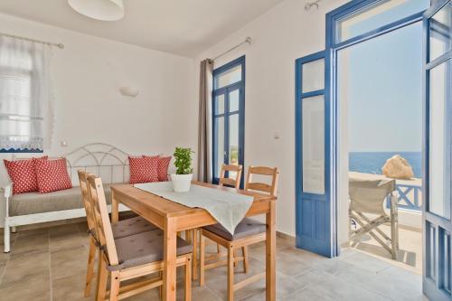 una sala da pranzo con tavolo e sedie di Alisachni Villas a Lefkos Karpathou