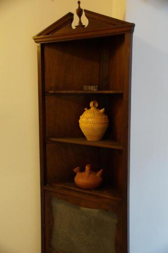 a wooden shelf with two bowls and a bowl at Apartment Cal Viola in Torroja