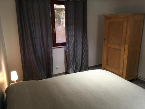 a bedroom with a large bed and a window at Le P'retzel & Le Sticksy in Riquewihr