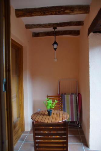 a small table with a potted plant on top of it at Apartment Cal Viola in Torroja