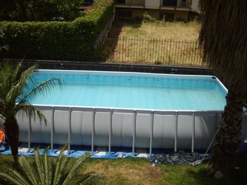 una vista aérea de una piscina en un patio en B&B Villa San Leonardo, en Mascali