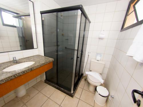 La salle de bains est pourvue d'une douche, de toilettes et d'un lavabo. dans l'établissement Aquaville Resort, à Aquiraz