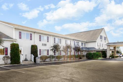 un gran edificio blanco con aparcamiento en Super 8 by Wyndham St. Ignace, en Saint Ignace
