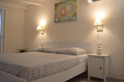 コンヴェルサーノにあるB&B Cieli di Danteのベッドルーム1室(ベッド1台付)が備わります。壁には絵画が飾られています。