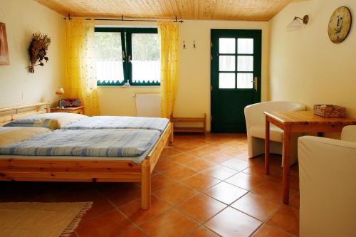Un pat sau paturi într-o cameră la Haus Sturmfried