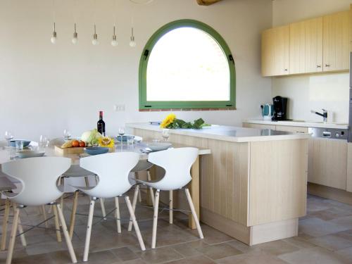 コルトーナにあるBelvilla by OYO Sparsa Girasoleのキッチン(白い椅子とテーブル、窓付)