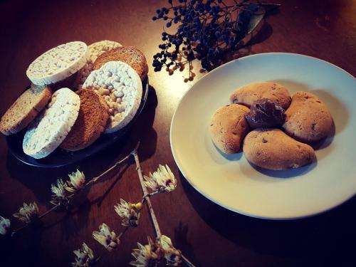 einen Teller Brot und einen Teller Kekse auf dem Tisch in der Unterkunft La cascina di Alice in Castiglione delle Stiviere
