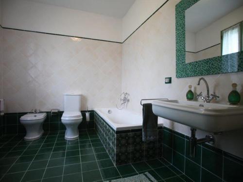 Romano D'EzzelinoにあるBelvilla by OYO Villa Fiorita Unoのバスルーム(バスタブ、洗面台、トイレ付)