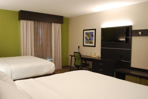 En eller flere senger på et rom på Holiday Inn Express Hotel & Suites Kingsport-Meadowview I-26, an IHG Hotel
