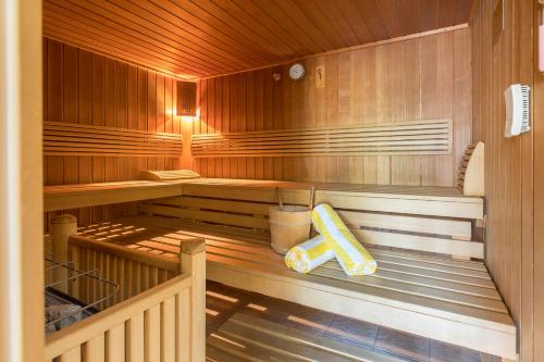 a sauna with a yellow tube in the middle at Vitalhotel Marienhof in Velden am Wörthersee