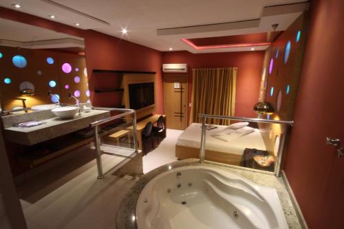 Ένα ή περισσότερα κρεβάτια σε δωμάτιο στο Happy Night (Adults Only)