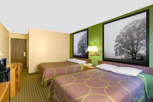 Una cama o camas en una habitación de Super 8 by Wyndham Radford VA