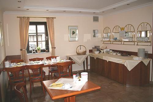 ein Restaurant mit Tischen und Stühlen in einem Zimmer in der Unterkunft Hotel Wadegotia in Wadgassen