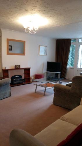 un soggiorno con divano e tavolo di Clarence Road Apartment a Gosport