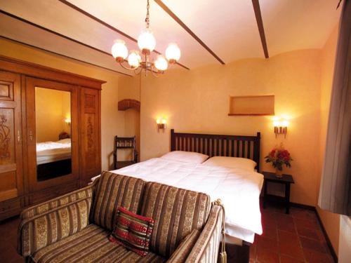 Ένα ή περισσότερα κρεβάτια σε δωμάτιο στο Mansion in Langhe with Pool and Winery Charm