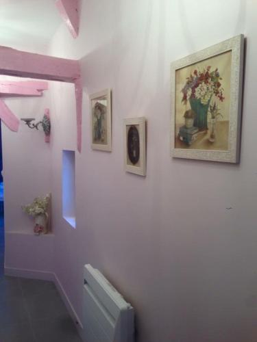 une chambre avec des murs violets et des photos sur le mur dans l'établissement la bonbonniere, à Saunay