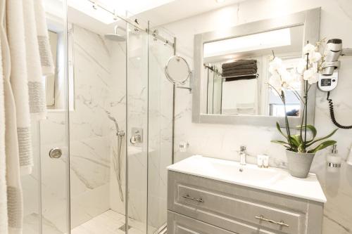 Een badkamer bij Mathios Luxury Homes