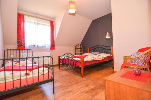 a bedroom with two beds and a window at Pokoje Gościnne Estilo in Witów
