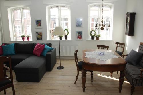 sala de estar con sofá y mesa en Apartment 4, en Tønder