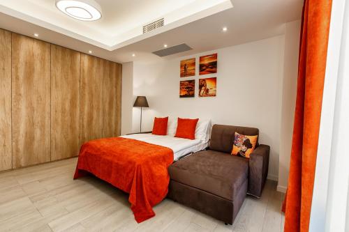 a bedroom with a bed and a couch at Mava Apartamente in Constanţa