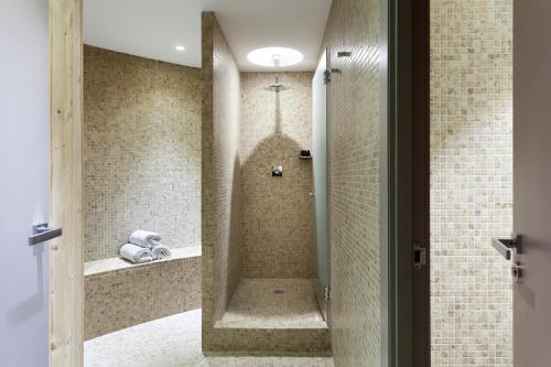 A bathroom at Hotel Condes de Barcelona