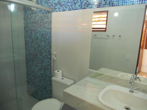 uma casa de banho com um WC, um lavatório e um chuveiro em Pousada Temperança em Beberibe
