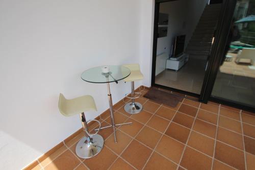 Habitación con mesa, sillas y suelo. en Elena Baladrar - sea view villa with private pool in Benissa, en Benissa