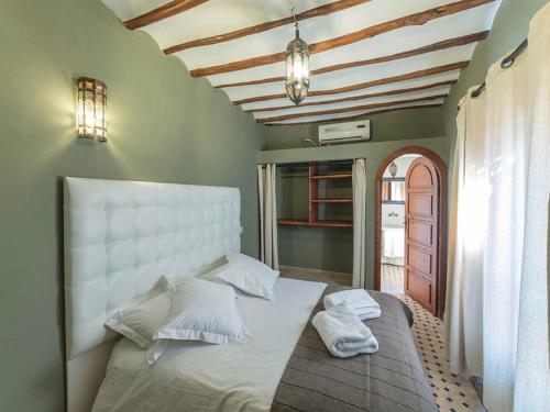 Un dormitorio con una gran cama blanca en una habitación. en Riad Chams Marrakech, en Marrakech