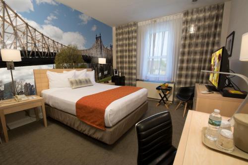 um quarto de hotel com uma cama e uma ponte em Adria Hotel and Conference Center em Queens