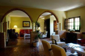 a living room with arches and a living room with a couch at Balneario Cervantes in Santa Cruz de Mudela
