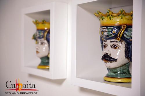 a vase with a face with a crown on it at B&B Cubbaita in Palermo